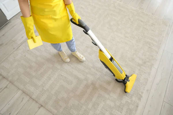 Young Woman Rag Vacuuming Carpet Kitchen — Stock Photo, Image