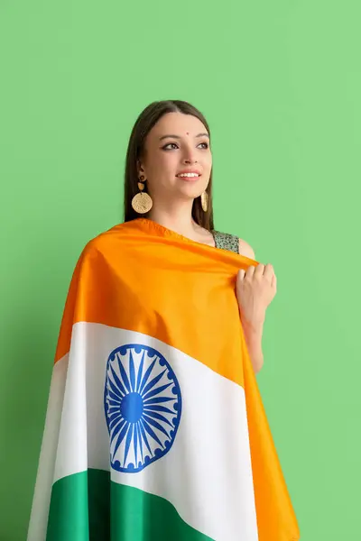Молодая Женщина Индийским Флагом Зеленом Фоне — стоковое фото