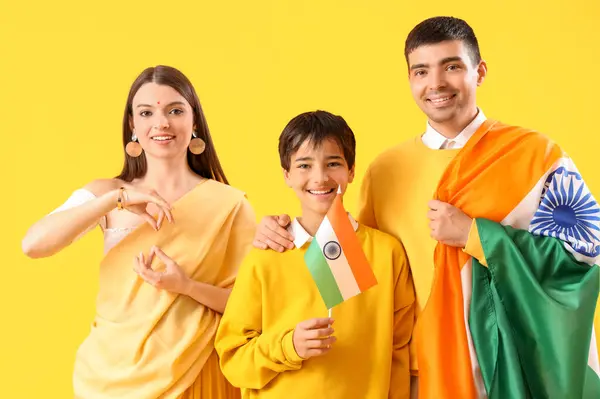 Familia Feliz Con Bandera India Sobre Fondo Amarillo —  Fotos de Stock