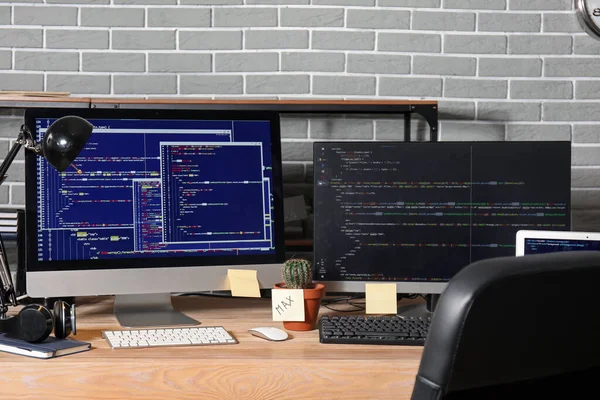 Lugares Trabajo Del Programador Con Monitores Ordenador Oficina —  Fotos de Stock
