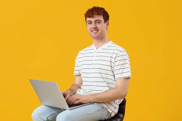 Male Programmer Working Laptop Yellow Background — Stock Photo, Image