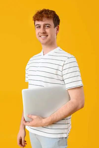 노란색 배경에 노트북을 프로그래머 — 스톡 사진