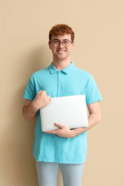 Male Programmer Laptop Beige Background — Stock Photo, Image