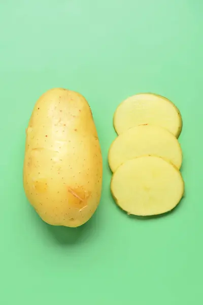 Patatas Enteras Cortadas Sobre Fondo Verde — Foto de Stock