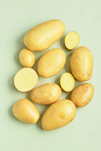 Batatas Cruas Fundo Verde — Fotografia de Stock