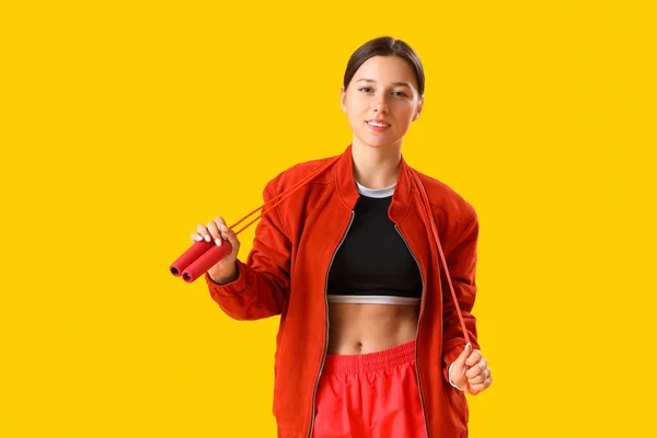 Sportliche Junge Frau Mit Springseil Auf Gelbem Hintergrund — Stockfoto
