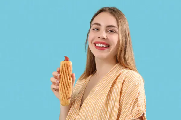 Hezká Mladá Žena Chutnou Francouzsky Hot Dog Modrém Pozadí — Stock fotografie