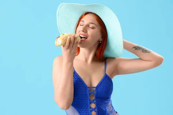 Όμορφη Νεαρή Γυναίκα Beachwear Τρώει Hot Dog Μπλε Φόντο — Φωτογραφία Αρχείου