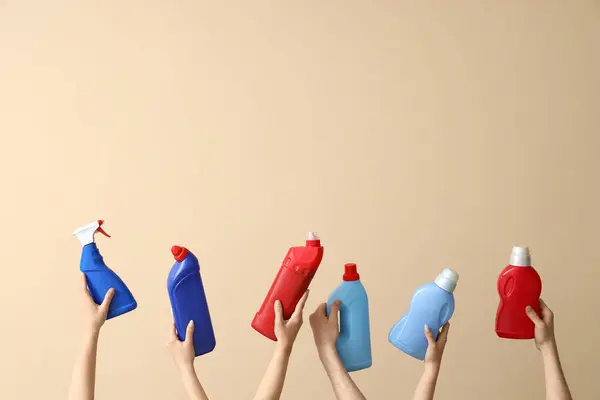 Mulheres Com Garrafas Detergente Fundo Bege — Fotografia de Stock