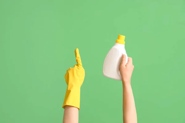 Woman Bottle Detergent Pointing Something Green Background — Stock Photo, Image