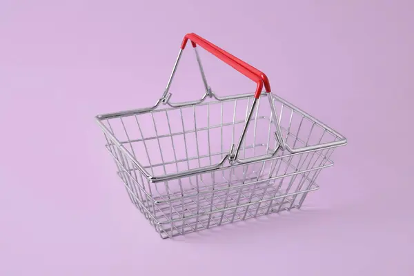 紫色背景的购物篮 — 图库照片