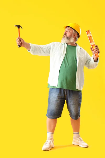 Portrait Senior Man Hardhat Hammer Level Yellow Background Labor Day — Stock Photo, Image