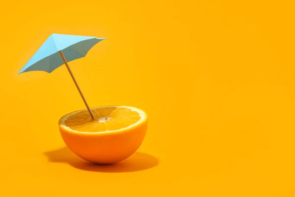 Mitad Naranja Fresca Con Paraguas Decorativo Sobre Fondo Color —  Fotos de Stock