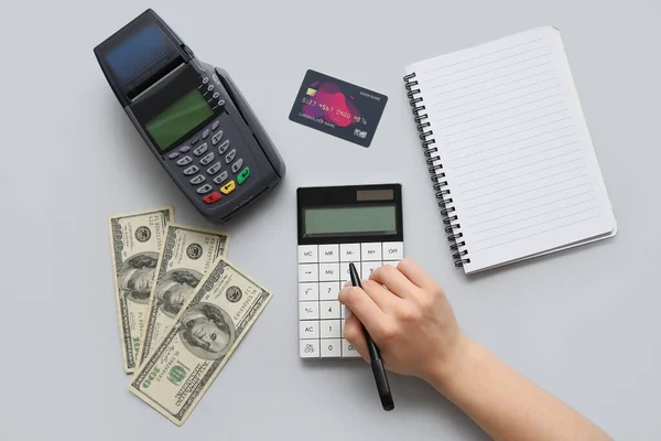 Kobieta Kalkulatorem Kartą Kredytową Pieniędzmi Szarym Tle Koncepcja Wynajmu Domu — Zdjęcie stockowe