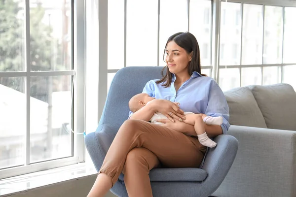 Jonge Vrouw Met Haar Slapende Baby Thuis — Stockfoto