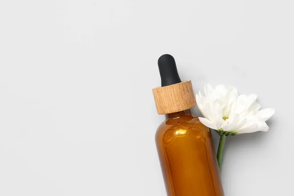 Bottle Essential Oil Chamomile Flower Light Background — Stock Photo, Image