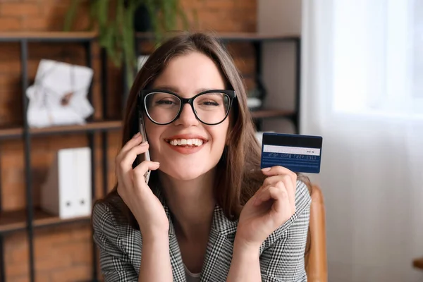Ung Affärskvinna Med Kreditkort Talar Med Mobiltelefon Kontoret Närbild — Stockfoto
