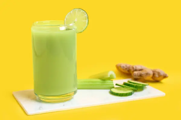 Glass Tasty Vegetable Juice Ingredients Yellow Background — Stock Photo, Image