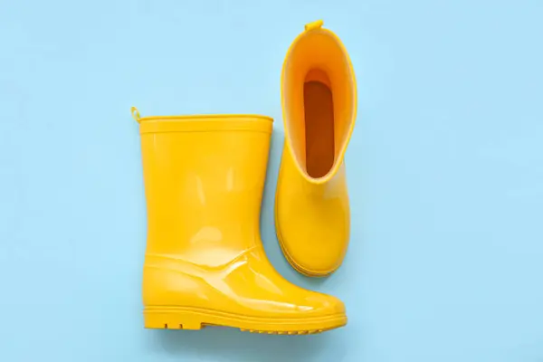 Żółte Gumowe Buty Niebieskim Tle — Zdjęcie stockowe