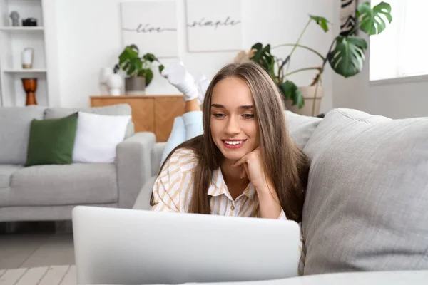 Young Woman Using Laptop Couch Living Room — Stock Photo, Image