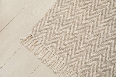 Oturma odasında şık bir halı, yakın plan.