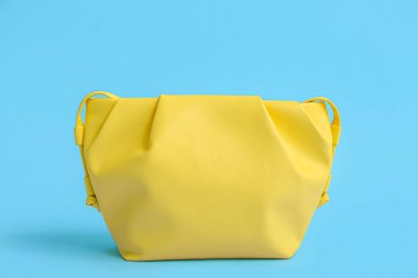 Mavi arkaplanda şık sarı çanta