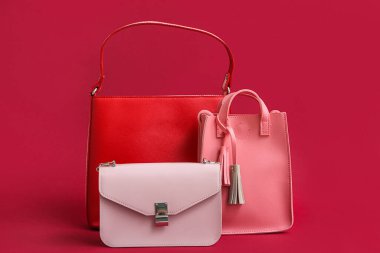 Kırmızı arkaplanda farklı tarz çantalar