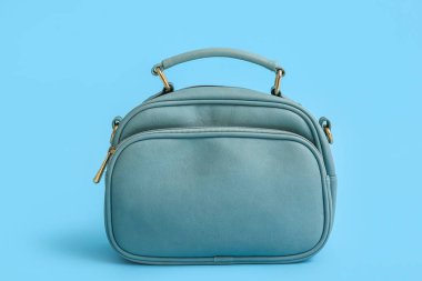 Renkli arkaplanda şık mavi el çantası