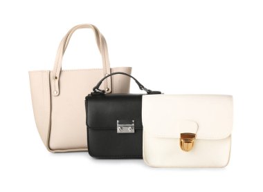 Beyaz arkaplanda farklı tarz çantalar