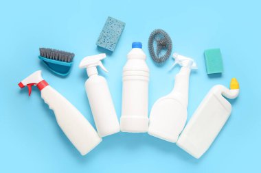 Mavi arka planda temizlik malzemeleri seti