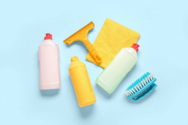 Mavi arka planda temizlik malzemeleri seti