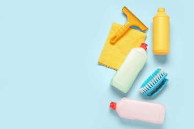 Mavi arka planda temizlik malzemeleri seti