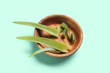 Turkuaz arka planda aloe vera yaprakları olan bowling, yakın plan.