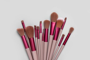 Gri arkaplanda makyaj fırçaları