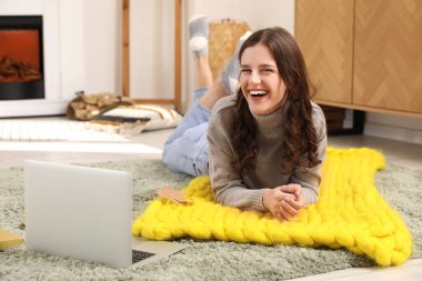 Genç bayan sonbahar günü evde yatıyor.