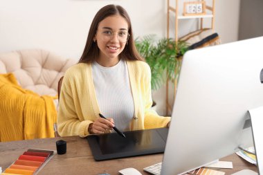 Ofiste grafik tabletle çalışan kadın iç mimar