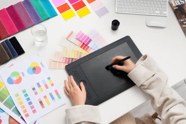 Ofisteki masadaki grafik tabletle çalışan kadın iç mimar, üst görünüm