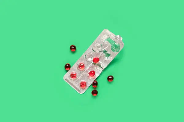 Pillole Rosse Blister Sfondo Verde — Foto Stock