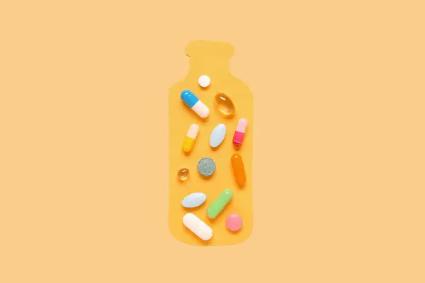 Garrafa Papel Pílulas Diferentes Fundo Amarelo — Fotografia de Stock