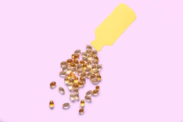 Papierflasche Und Gelbe Pillen Auf Fliederfarbenem Hintergrund — Stockfoto