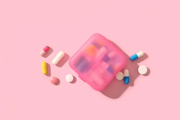 Pojemnik Różnymi Tabletkami Różowym Tle — Zdjęcie stockowe