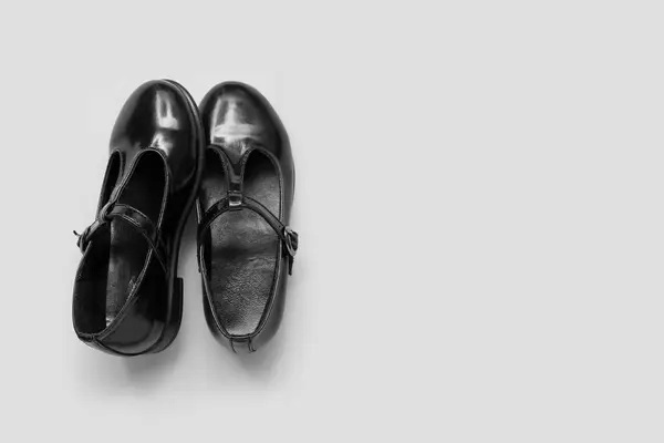 灰色背景的时髦童鞋的搭配 — 图库照片
