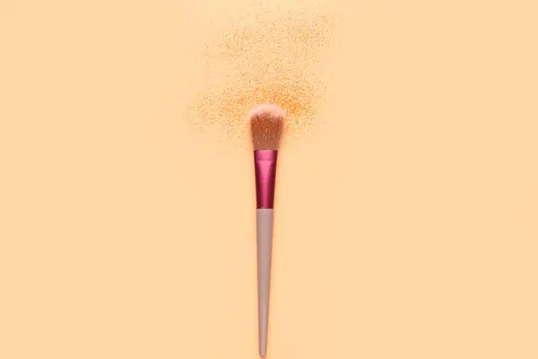 Makeup Borste Och Orange Glitter Färg Bakgrund — Stockfoto