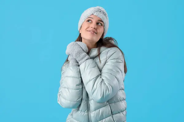 Молодая Женщина Зимней Одежде Синем Фоне — стоковое фото
