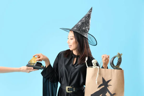 Mladá Asijská Žena Oblečená Halloween Jako Čarodějnice Kreditní Kartou Nákupní — Stock fotografie