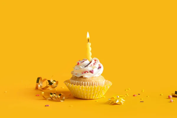 Pyszne Urodzinowe Babeczki Płonącą Świecą Żółtym Tle — Zdjęcie stockowe