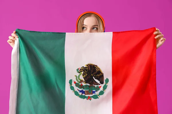 Mladá Žena Mexickou Vlajkou Fialovém Pozadí — Stock fotografie