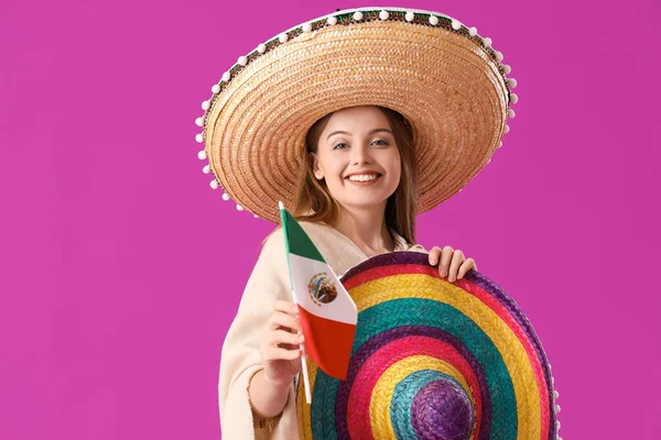 头戴深蓝色帽子 背景为紫色的墨西哥国旗的年轻女子 — 图库照片