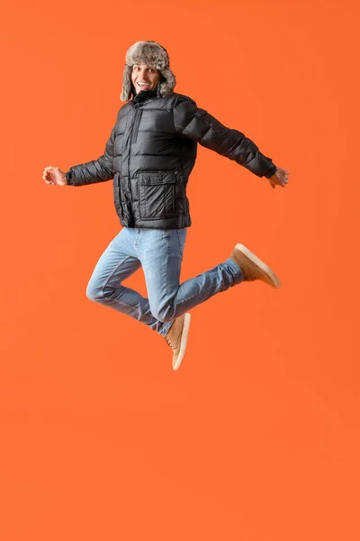 Giovane Inverno Vestiti Saltando Sfondo Arancione — Foto Stock