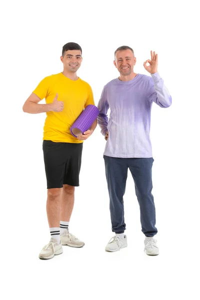 Mature Man Rehabilitation Therapist Foam Roller Gesturing White Background — Stock Photo, Image